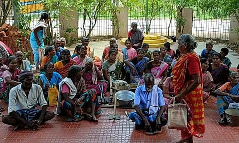 100 நாள் வேலை வழங்கக்கோரிஊராட்சி ஒன்றிய அலுவலகத்தில் கிராம மக்கள் தர்ணாதிருவெண்ணெய்நல்லூரில் பரபரப்பு