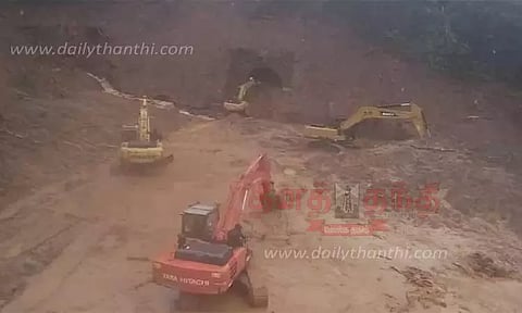 தொடர் கனமழையால் வள்ளத்தில் தத்தளிக்கும் வடகர்நாடக கிராமங்கள்: நிலச்சரிவால் 11 ரெயில்கள் ரத்து