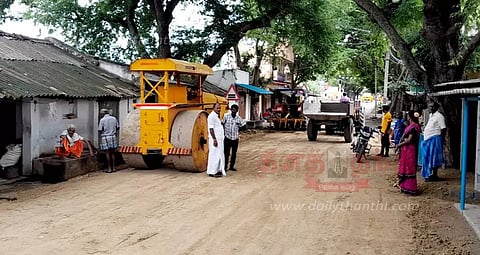 நாற்று நடும் போராட்டம் எதிரொலிஅதியமான்கோட்டையில் சேதமடைந்த சாலை சீரமைப்பு