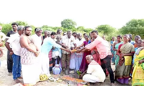 வாராப்பூர் ஊராட்சியில் நமக்கு நாமே திட்டத்தில் சமுதாயக்கூடம் கட்ட பூமி பூஜை