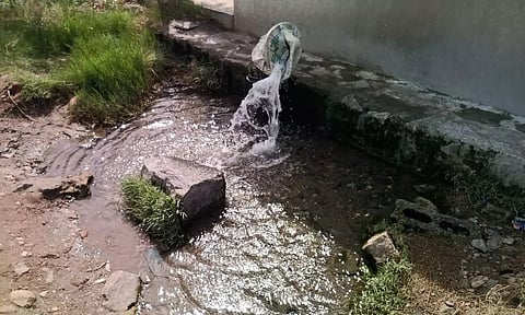 குழாயின் வால்வில் ஏற்பட்ட பழுதால் வீணாகும் குடிநீர்