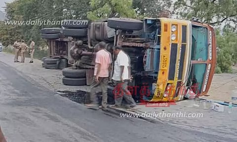சாலையில் லாரி கவிழ்ந்து விபத்து