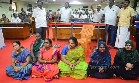 நெல்லை மாநகராட்சி கூட்டத்தில் பெண் கவுன்சிலர்கள் திடீர் தர்ணா
