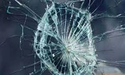 படிக்கட்டில் தொங்கியபடி ரகளை செய்ததை கண்டித்த மாநகர பஸ் டிரைவர் மீது கல்வீசி தாக்குதல்