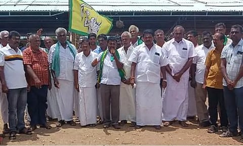 நெற்றியில் பட்டை நாமம் போட்டு விவசாயிகள் ஆர்ப்பாட்டம்