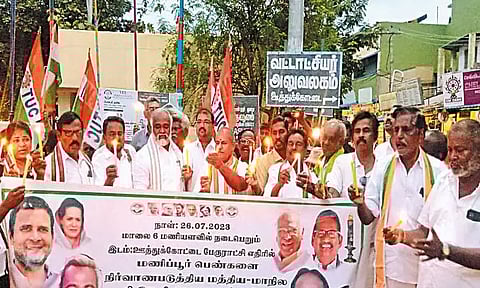 ஊத்துக்கோட்டையில் காங்கிரசார் மெழுகுவர்த்தி ஏந்தி ஆர்ப்பாட்டம்