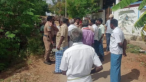 உயர் அழுத்த மின்கம்பிகள் அமைக்க எதிர்ப்பு:அதிகாரிகளுடன் பொதுமக்கள் வாக்குவாதம்:தேவதானப்பட்டியில் பரபரப்பு