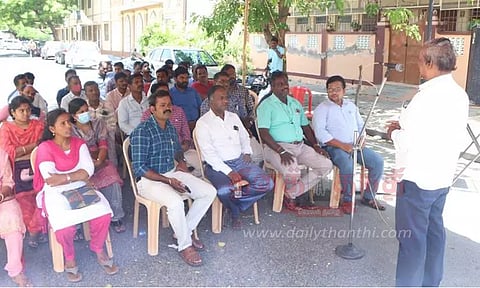 மேல்நிலை எழுத்தர்கள் உண்ணாவிரதம்