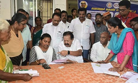 கலைஞர் மகளிர் உரிமைத்தொகை திட்டத்தில்விண்ணப்பங்கள் பதிவு முகாமில் அமைச்சர் பொன்முடி ஆய்வு