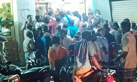 அகரம்சீகூர் டாஸ்மாக் கடையில் மதுப்பிரியர்கள் குவிந்ததால் பரபரப்பு