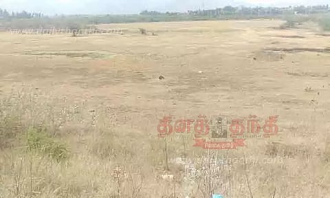 வறண்டு கிடக்கும் கண்மாய்கள்