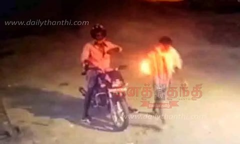 மதுரை, சிவகங்கை மாவட்ட எல்லைகளில் அடுத்தடுத்து பெட்ரோல் குண்டுகள் வீச்சு