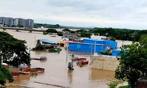 தெலுங்கானாவில் வெளுத்து வாங்கும் கனமழை: வெள்ளத்தில் அடித்து செல்லப்பட்டு 8 பேர் பலி