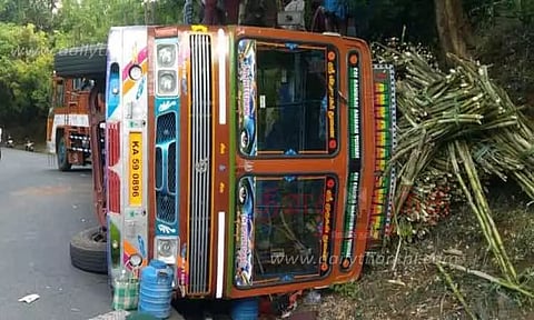 கடம்பூர் அருகே சாலையோரம் லாரி கவிழ்ந்து விபத்து