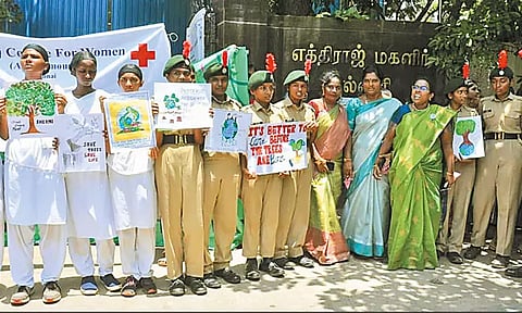 இயற்கை பாதுகாப்பை வலியுறுத்தி கல்லூரி மாணவிகள் விழிப்புணர்வு மனித சங்கிலி