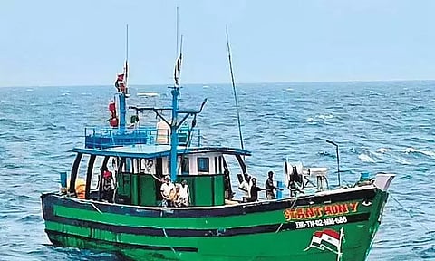 நடுக்கடலில் சிக்கிய நாகை மீனவர்கள் 34 பேர் மீட்பு