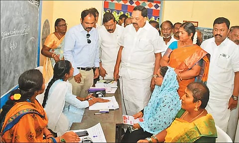 மகளிர் உரிமைத்தொகை திட்ட முகாம்களில் அமைச்சர் ஆர்.காந்தி ஆய்வு