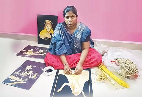 வைக்கோலில் உருவாகும் ஓவியங்கள்