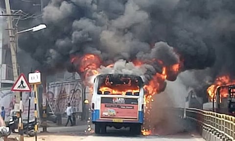 கேரளாவில் திடீரென தீ பிடித்து எரிந்த அரசு பேருந்து.. அதிர்ஷ்டவசமாக பயணிகள் காயமின்றி தப்பினர்