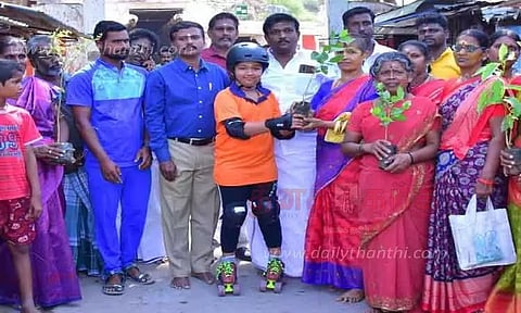 ஸ்கேட்டிங் மூலம் பொதுமக்களுக்கு மரக்கன்றுகளை வழங்கிய மாணவி