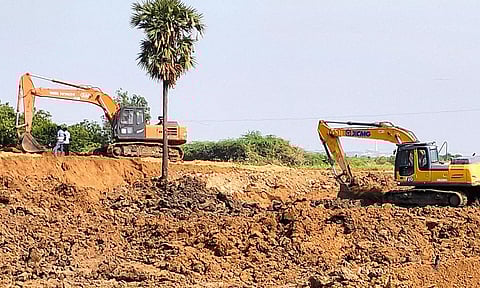 வாய்க்கால் வெட்டும் பணியை என்.எல்.சி. நிர்வாகம் மீண்டும் தொடங்கியது