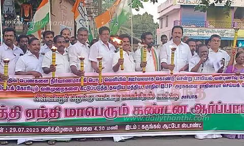 காங்கிரசார் மெழுகுவர்த்தி ஏந்தி ஆர்ப்பாட்டம்