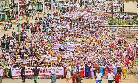 குகி இனத்தினரின் தனி நிர்வாக கோரிக்கையை எதிர்த்து மணிப்பூரில் 5 கி.மீ. தூரத்துக்கு பிரமாண்ட பேரணி