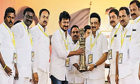 தமிழ்நாட்டில் உள்ள மத்திய அரசு நிறுவனங்களில் தமிழர்களுக்கு பணி வழங்க வேண்டும் - தி.மு.க. இளைஞர் அணி கூட்டத்தில் தீர்மானம்