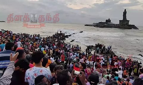 விடுமுறை தினம்: கன்னியாகுமரியில் குவிந்த சுற்றுலா பயணிகள்...!