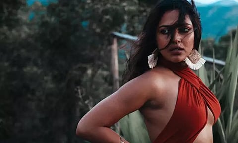 ஓவியம் வரையுங்கள்: அமலாபாலின் வைரல் புகைப்படம்...!