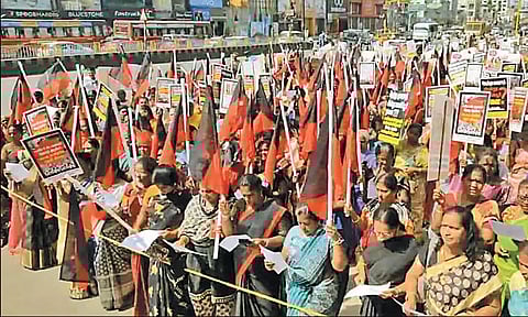 மணிப்பூர் சம்பவத்தை கண்டித்து தி.மு.க. மகளிரணி ஆர்ப்பாட்டம்