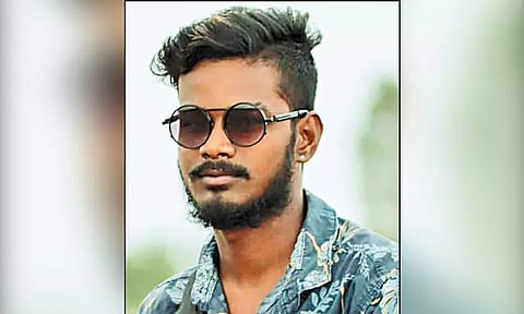 டிப்பர் லாரி மீது மோட்டார் சைக்கிள் மோதி வாலிபர் பலி