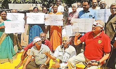 சர்வீஸ் சாலையை சீரமைக்க கோரி உடலில் கட்டுபோட்டு நூதன ஆர்ப்பாட்டம்