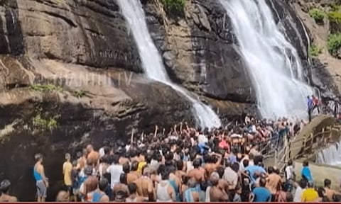 குற்றாலத்தில் களைகட்டிய சீசன் - ஆயிரக்கணக்கில் குவிந்த சுற்றுலாப்பயணிகள்