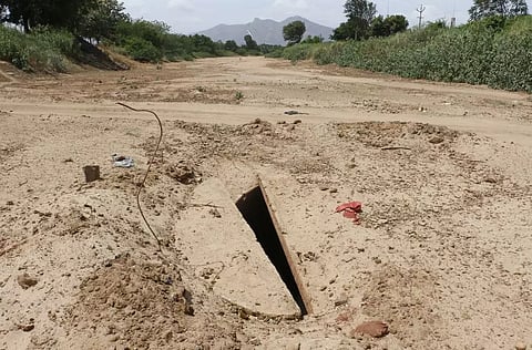 தேனி அருகே மூலவைகை ஆற்றில்தரைமட்ட உறைகிணற்றால் விபத்து அபாயம்