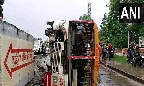 உத்தரகாண்ட்: ஹரித்வாரில் பேருந்து கவிழ்ந்ததில் 11 பயணிகள் படுகாயம்