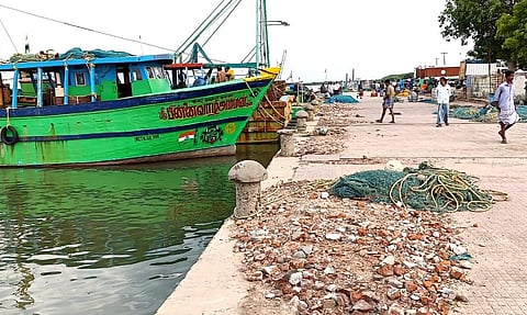 மீன்பிடி இறங்கு தளத்தை மேம்படுத்துவது அவசியம்