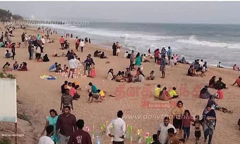 குளச்சல் கடற்கரையில் குவிந்த பொதுமக்கள்