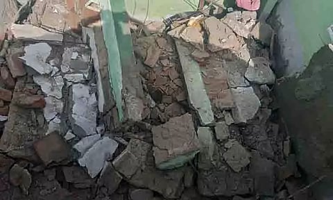 வீடு இடிந்து விழுந்து பொருட்கள் நாசம்