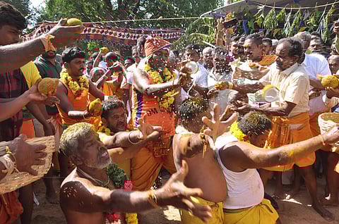 கிருஷ்ணகிரி அருகேவீரபத்திரசாமி கோவில் கும்பாபிஷேக விழா தலையில் தேங்காய் உடைத்து பக்தர்கள் நேர்த்திக்கடன்