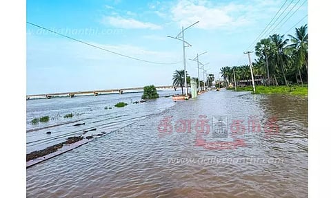 தண்ணீரில் மிதக்கும் ஏனாம்