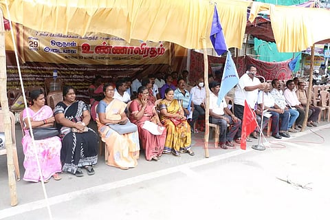 சேலத்தில் தொழிற்பயிற்சி அலுவலர் சங்கத்தினர் உண்ணாவிரதம்