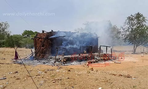 வீட்டில் தீப்பற்றியதில் பொருட்கள் எரிந்து நாசம்