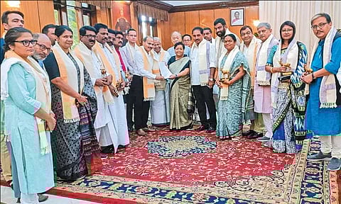 மணிப்பூரில் அமைதி திரும்ப நடவடிக்கை எடுங்கள் - மாநில கவர்னரிடம் எதிர்க்கட்சி எம்.பி.க்கள் மனு