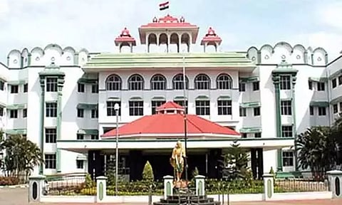 பழனி முருகன் கோவில் அறிவிப்பு பதாகை அகற்றப்பட்ட விவகாரம்: தேவையற்ற சர்ச்சைகளை உருவாக்க வேண்டாம் - ஐகோர்ட்டு மதுரைக்கிளை