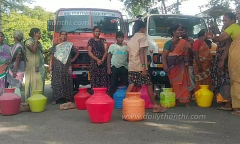 குடிநீர் வினியோகம் செய்யக்கோரி காலி குடங்களுடன் பெண்கள் சாலை மறியல்