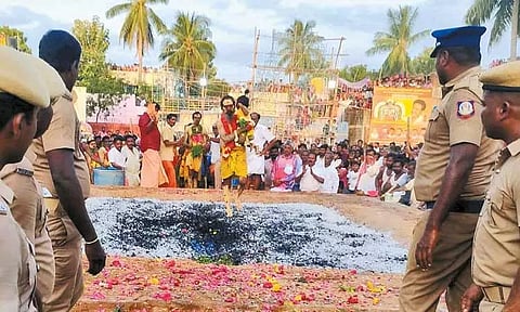 கடம்பத்தூர் திரவுபதி அம்மன் கோவிலில் தீமிதி திருவிழா