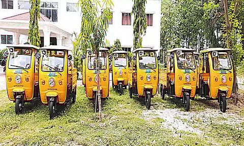 திருவள்ளூர் ஊராட்சி ஒன்றிய அலுவலகத்தில் பயன்பாடின்றி கிடக்கும் பேட்டரி வாகனங்கள்