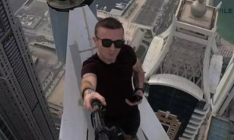 சாகசம் செய்ய நினைத்து 68-வது மாடியிலிருந்து கீழேவிழுந்து இன்ஸ்டா பிரபலம் பலி..!