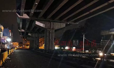 இருள் சூழ்ந்து கிடக்கும் கிணத்துக்கடவு மேம்பால பகுதி